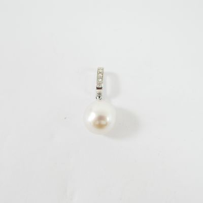 un pendentif composé d'une perle blanche et de diamants sur fond blanc