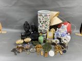 un grand nombre d'objets posés sur une table