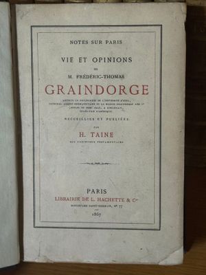deux livres posés sur une table