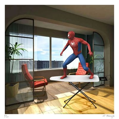 un homme vêtu d'un costume de Spider-Man, debout sur une planche à repasser devant une fenêtre