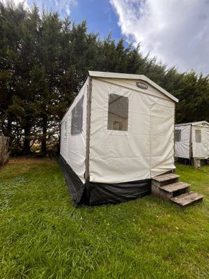 de nombreuses tentes installées dans l'herbe