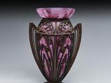 un vase violet posé sur une table