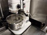 une photo d'un mixeur dans une cuisine professionnelle