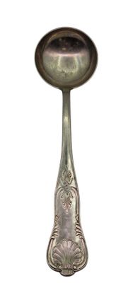 une cuillère en argent sur laquelle est représenté un visage, sur fond blanc
