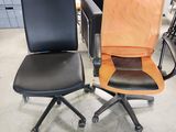 une paire de chaises de bureau noires et orange dans un entrepôt