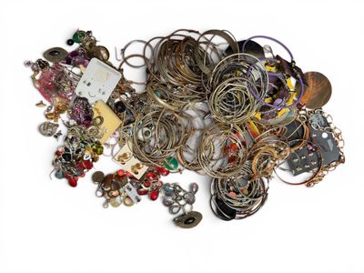 une pile de bijoux assortis sur une surface blanche