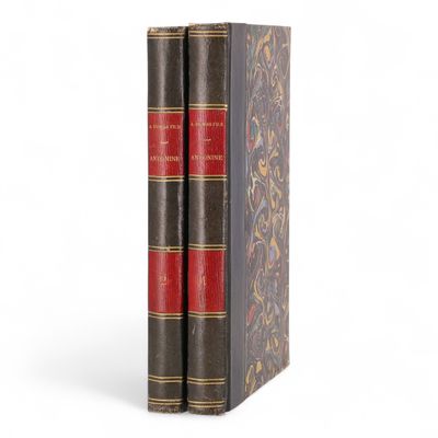 deux livres posés l'un sur l'autre sur une surface blanche