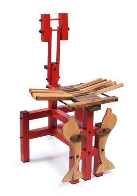 La chaise est en bois et possède une structure rouge.