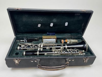 un étui noir contenant un instrument de musique