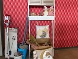 une pièce avec un mur rouge et une étagère sur laquelle sont disposés des objets décoratifs