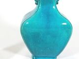 deux vases posés l'un à côté de l'autre sur une surface blanche