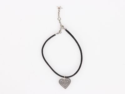 MAUBOUSSIN. Bracelet cordon en or gris avec motif de cœur. Poids brut 