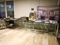 Grande table, le piètement en métal, le plateau rectangulair… (photo 2)