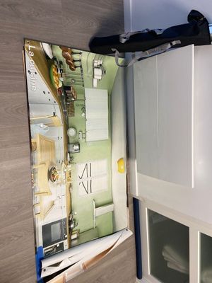 un miroir sur le mur d'une cuisine en cours d'aménagement