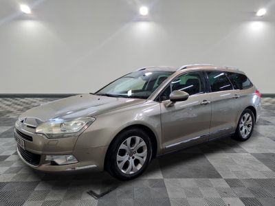 la voiture argentée est garée sur un sol en damier dans le garage