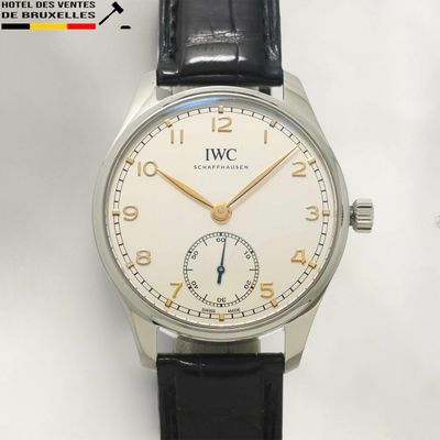 une photo d'une montre-bracelet avec un cadran blanc et un bracelet en cuir noir