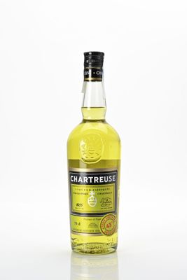 une bouteille de whisky Chartreuse posée sur une surface blanche