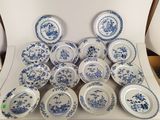 beaucoup d'assiettes bleues et blanches posées sur une table