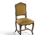 une image représentant une chaise en bois dont l'assise est recouverte d'un tissu jaune
