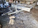 une remorque garée dans la poussière près d'un bâtiment