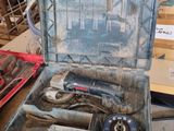 une boîte à outils avec des outils posés sur une table