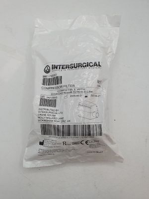 un sac contenant du matériel médical posé sur une table blanche