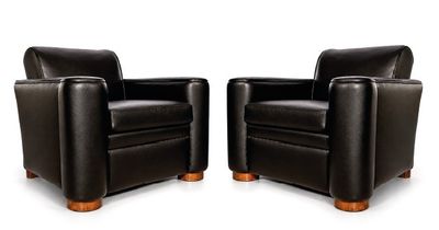 une paire de fauteuils club en cuir noir avec des pieds en bois