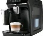 La machine à café est noire et contient une tasse de café.