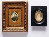 deux portraits encadrés représentant un homme et une femme, dans un cadre en bois