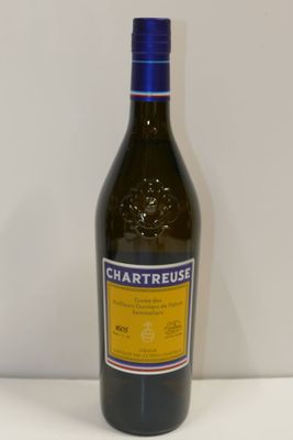 la bouteille de vin est posée sur la table à côté du mur