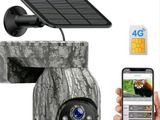 une image représentant une personne tenant un téléphone portable et un appareil photo à énergie solaire