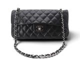 Sac Chanel noir à rabat en cuir d'agneau matelassé, avec bandoulière en chaîne