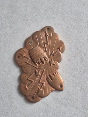 une image représentant une plaque de cuivre ornée d'un motif floral