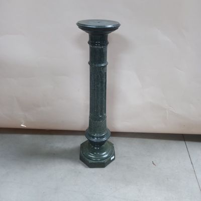 Sellette en marbre vert composé de 6 éléments, fût cannelé .