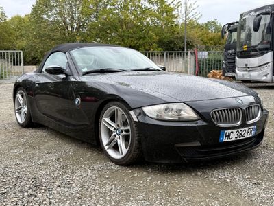 une BMW de sport noire garée sur un parking