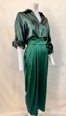 robe vintage en satin vert, avec une veste et une jupe assorties