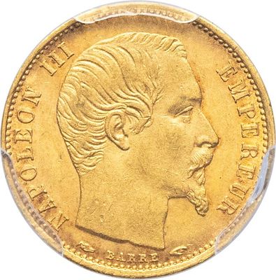 gros plan d'une pièce d'or sur une surface blanche