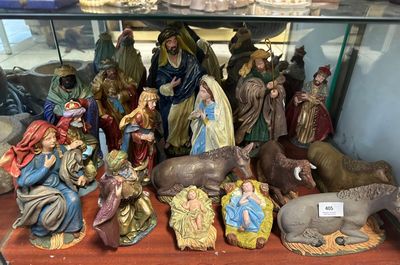 de nombreuses figurines de différentes tailles et couleurs sont exposées