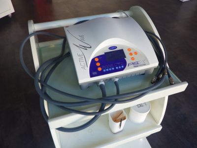 une machine posée sur une table
