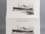 deux photos en noir et blanc d'un bateau sur l'eau