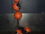 Plusieurs balles orange sont empilées les unes sur les autres sur une table