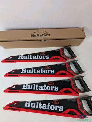 un lot de quatre lames noires et rouges, avec une boîte sur le côté