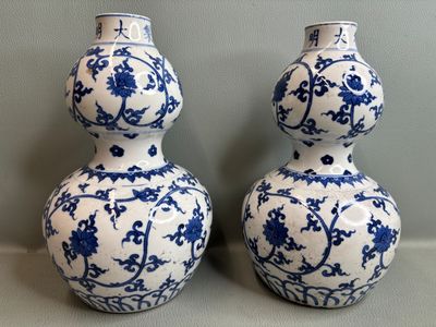paire de vases bleus et blancs posés sur une table