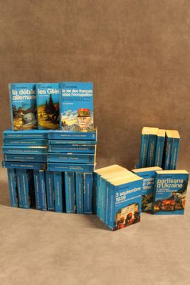 plusieurs livres empilés sur une table