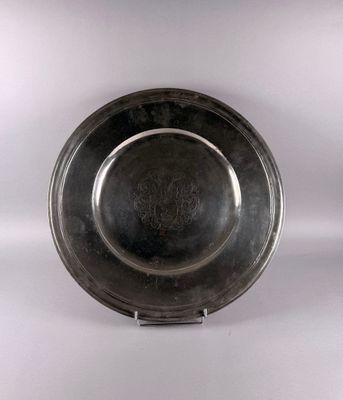 un plateau d'argent antique sur un support sur fond blanc