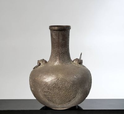 un vase posé sur une table noire