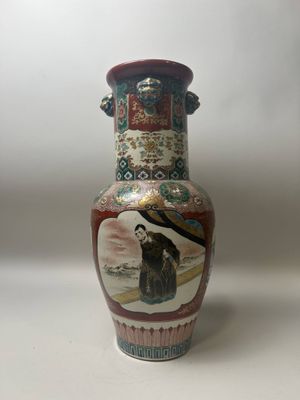 un vase sur lequel est représenté un homme et un oiseau