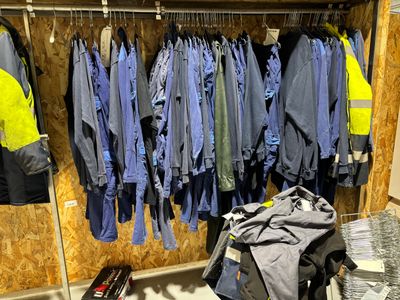 de nombreuses vestes suspendues à un porte-manteau dans une pièce