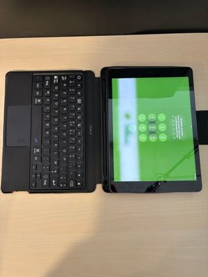 un ordinateur portable et une tablette posés l'un à côté de l'autre sur un bureau