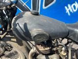 une moto garée sur le côté de la route